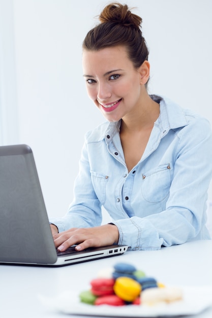 Vrouw met laptop thuis werken