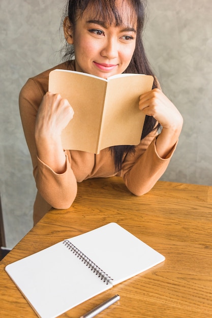 Gratis foto vrouw met laptop