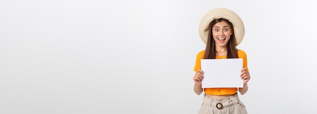Vrouw met lege kaart geïsoleerd op een witte achtergrond glimlachend vrouwelijk portret