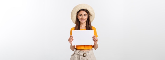 Vrouw met lege kaart geïsoleerd op een witte achtergrond glimlachend vrouwelijk portret