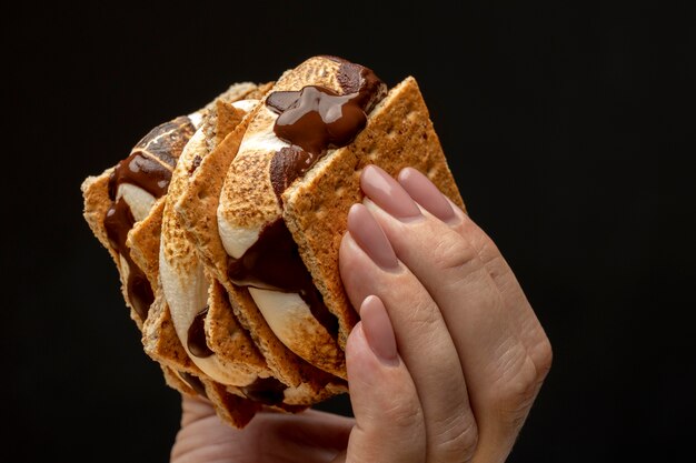 Vrouw met lekkere s'mores