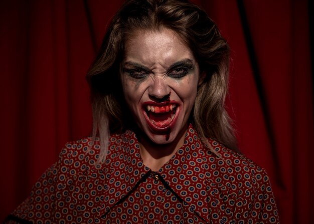 Vrouw met make-up bloed op haar gezicht schreeuwen