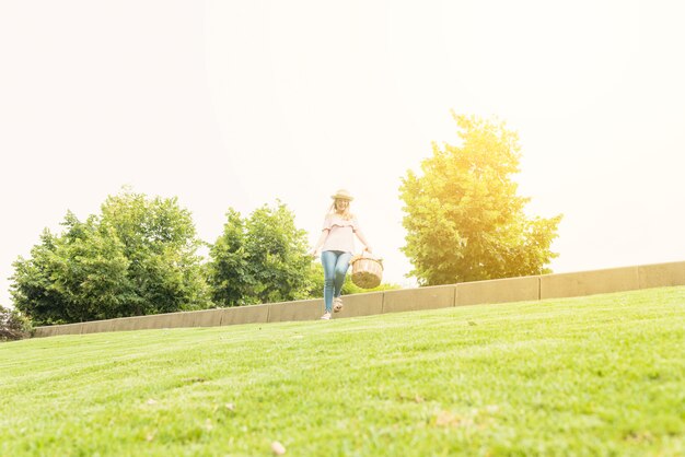 Vrouw met mand die in park wekken