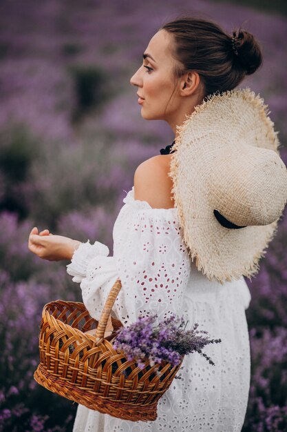 Vrouw met mand die lavendel verzamelen