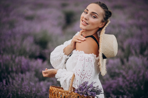 Vrouw met mand die lavendel verzamelen