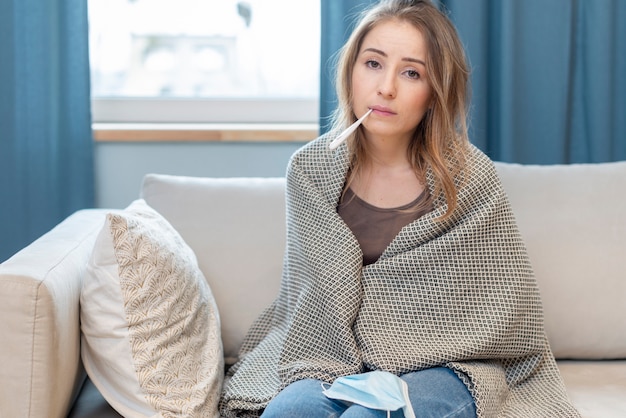 Vrouw met masker dat in quarantaine blijft