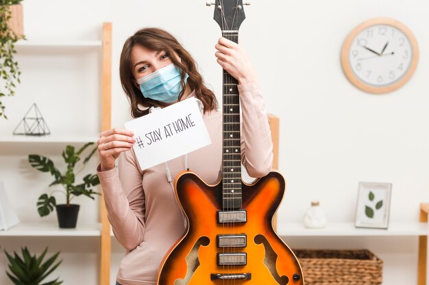 Vrouw met masker en gitaar