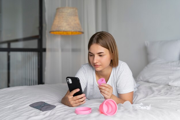 Vrouw met menstruatiecups vol shot