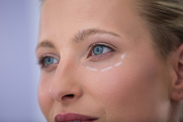 Vrouw met merken getekend voor cosmetische behandeling