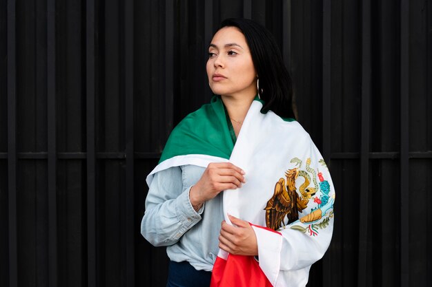 Vrouw met Mexicaanse vlag op straat