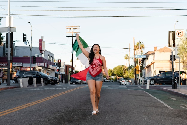 Vrouw met Mexicaanse vlag op straat