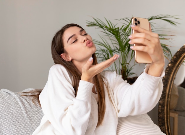 Vrouw met mobiele selfie te nemen