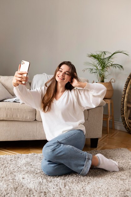 Vrouw met mobiele selfie te nemen