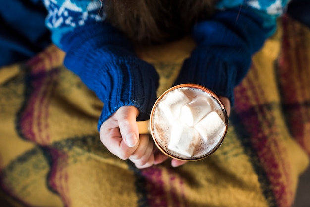 Gratis foto vrouw met mok met drankje en marshmallows