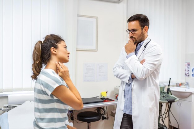 Vrouw met nekpijn Dokter werkt op kantoor en luistert naar de patiënt, ze legt haar symptomen uit, concept voor gezondheidszorg en hulp