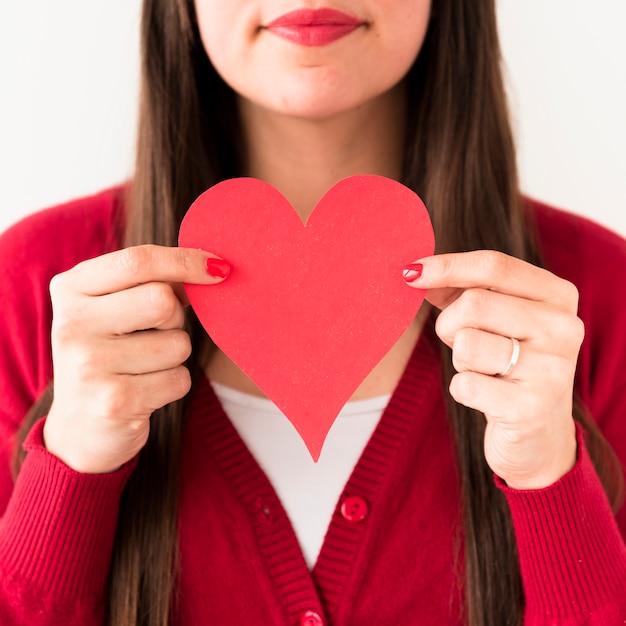 Gratis foto vrouw met ornament papier hart