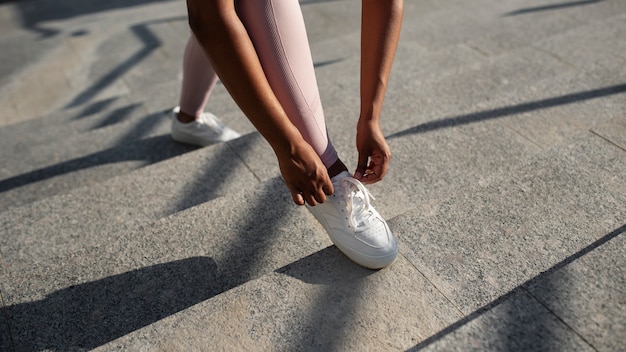 Gratis foto vrouw met overgewicht die buiten op trappen traint