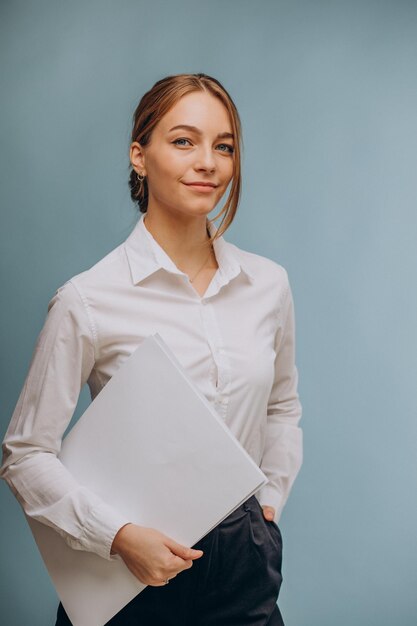 Vrouw met papieren en staande geïsoleerd op blauw