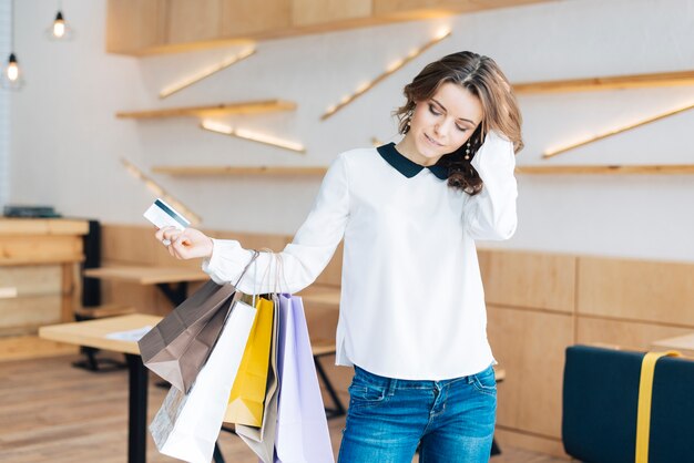 Vrouw met papieren zakken en creditcard