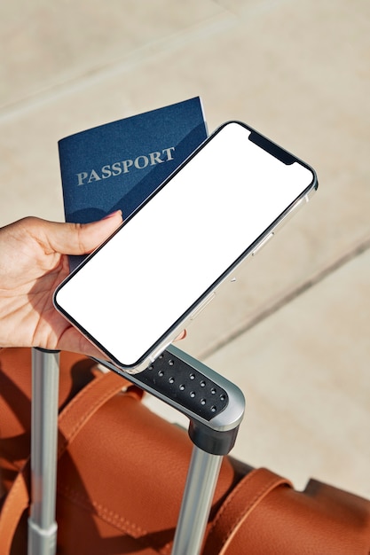 Vrouw met paspoort en smartphone met bagage op de luchthaven tijdens pandemie