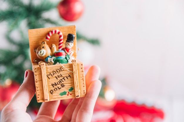 Vrouw met plastic doos met speelgoed in de hand