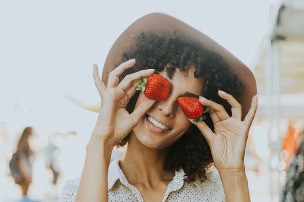 Vrouw met plezier met aardbeien