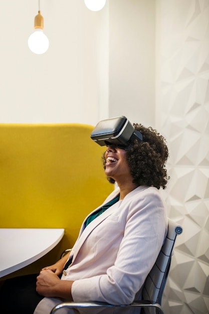 Vrouw met plezier met een vr-headset