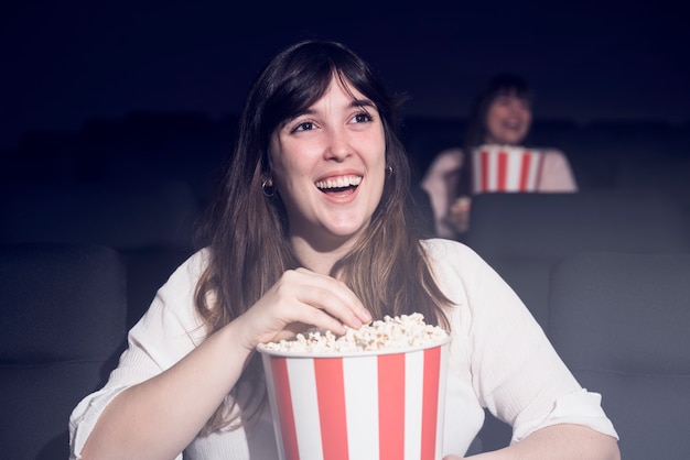 Vrouw met popcorn in de bioscoop