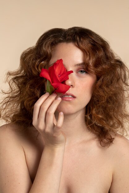 Vrouw met prachtige gladiolenbloemen
