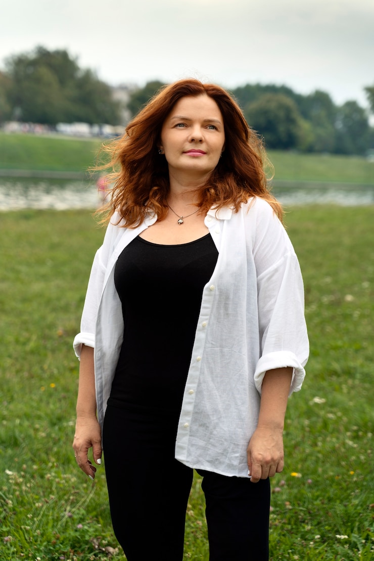 Gratis Foto vrouw met prothetisch been die yoga doet