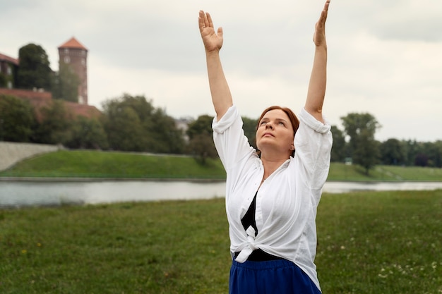 Vrouw met prothetisch been die yoga doet
