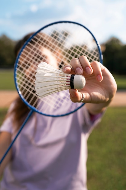 Vrouw met racket vooraanzicht