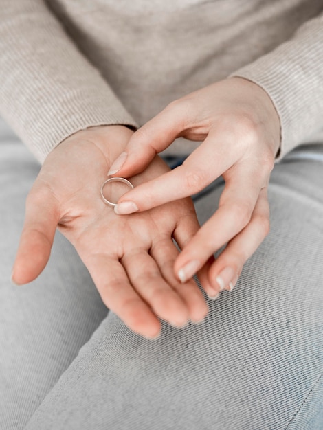 Vrouw met ring in haar handpalm