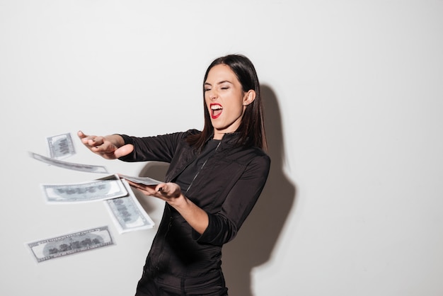 Vrouw met rode lippen verspreidt geld.