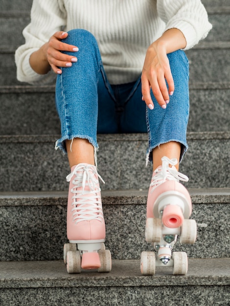 Vrouw met rolschaatsen op trappen