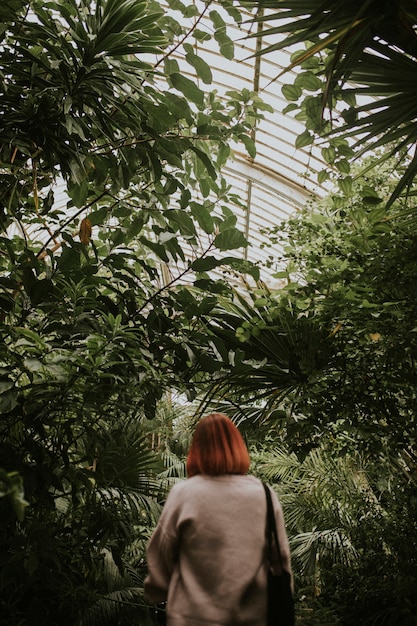 Vrouw met rood haar, in kew garden, londen
