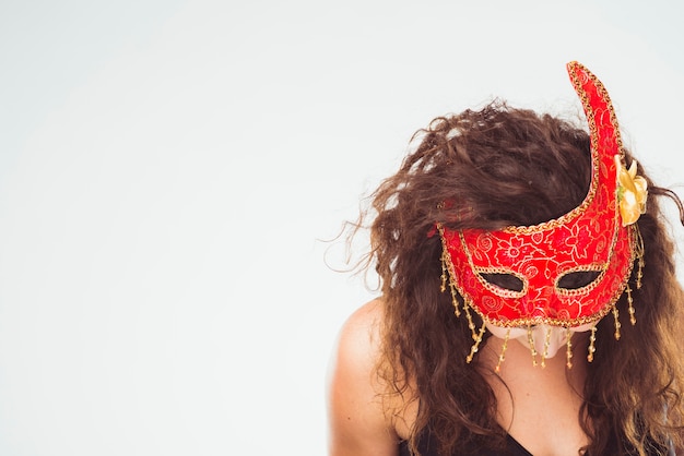 Vrouw met rood masker op witte achtergrond