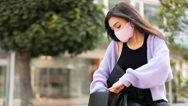 Vrouw met roze gezichtsmasker medium shot