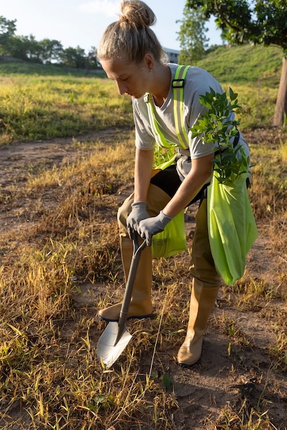 Vrouw met schop op het platteland