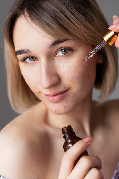 Gratis foto vrouw met serum close-up