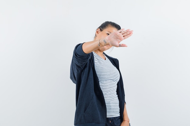 Gratis foto vrouw met stop gebaar in t-shirt