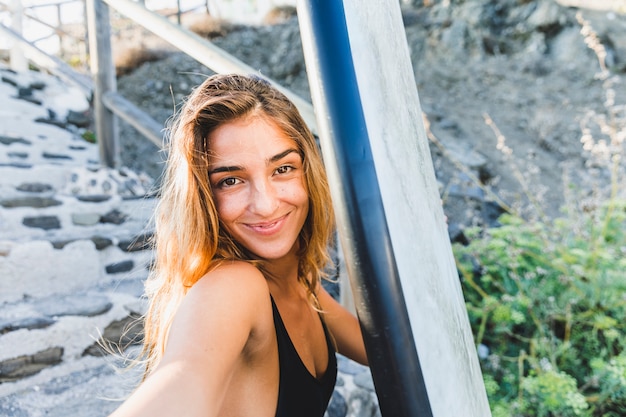 Vrouw met surfplank op het strand