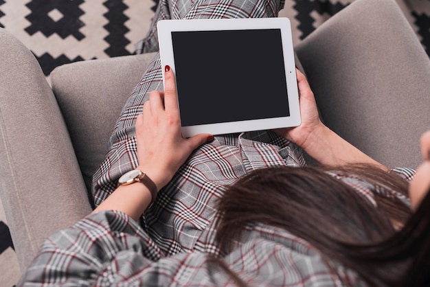 Vrouw met tablet bijsnijden