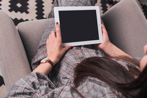 Vrouw met tablet bijsnijden