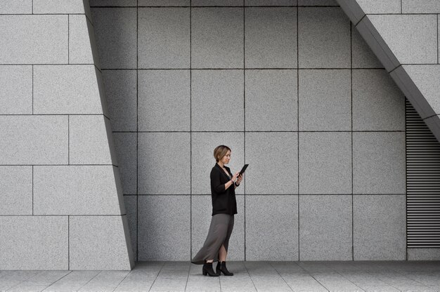 Vrouw met tablet volledig schot