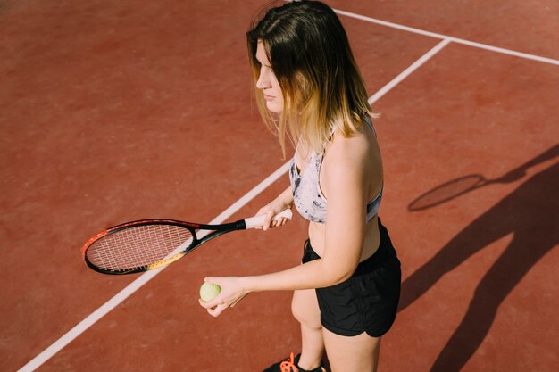 Gratis foto vrouw met tennisracket