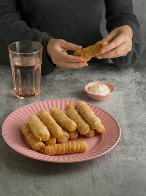 Vrouw met traditionele tequenos schotel