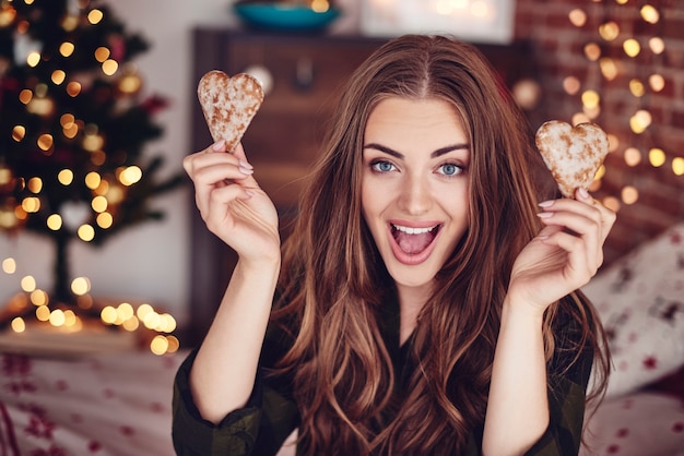 Vrouw met twee hartvormige koekjes