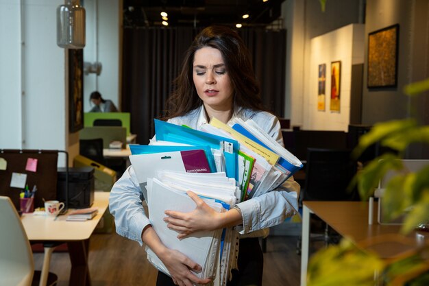 Vrouw met veel mappen