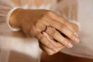 Gratis foto vrouw met verlovingsring met diamant en mooie manicure